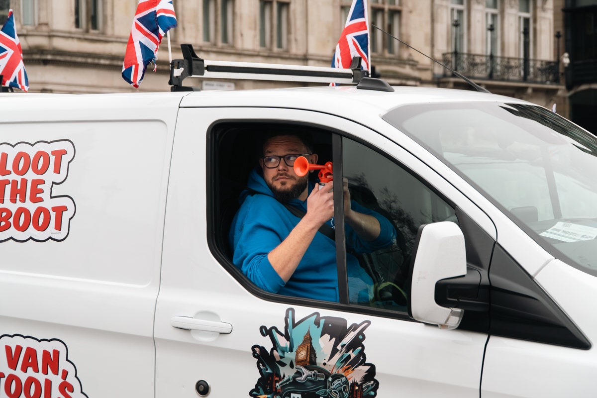 Tradesperson infront of the Houses of Parliament - Big Ben
