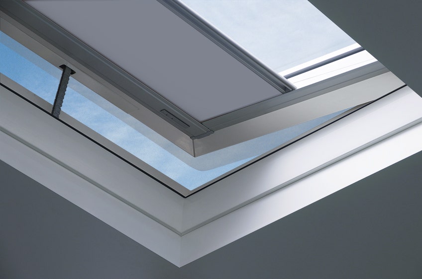 Flat roof window opened on a hinge